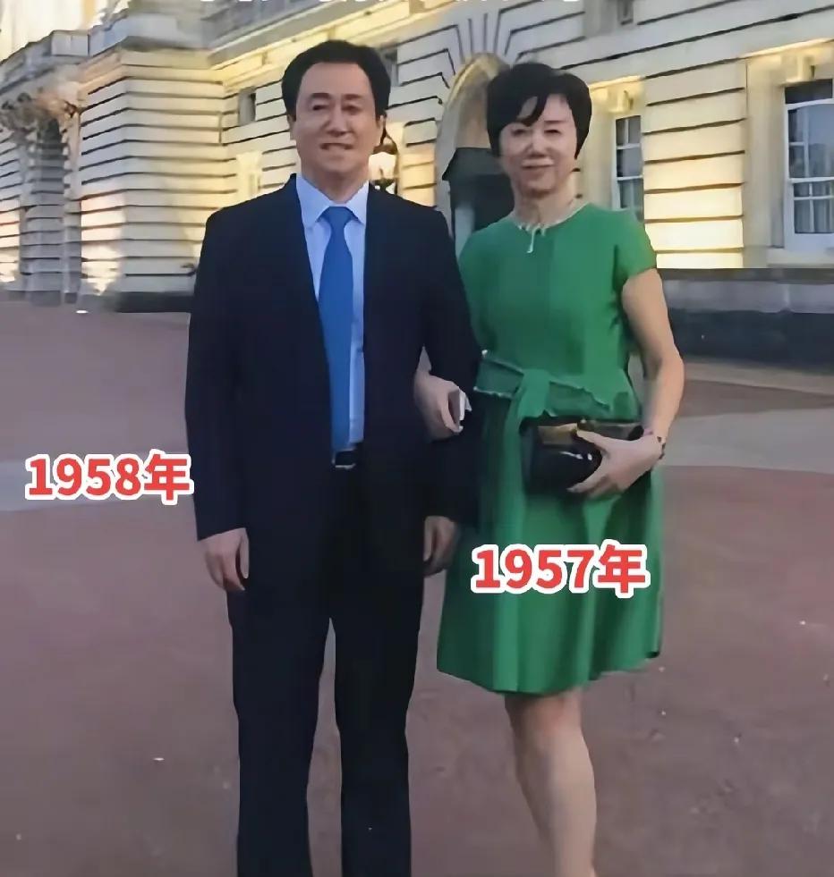 许家印风光时与妻子丁玉梅在英国白金汉宫门前的一张留影。许家印与妻子丁玉梅的早期同