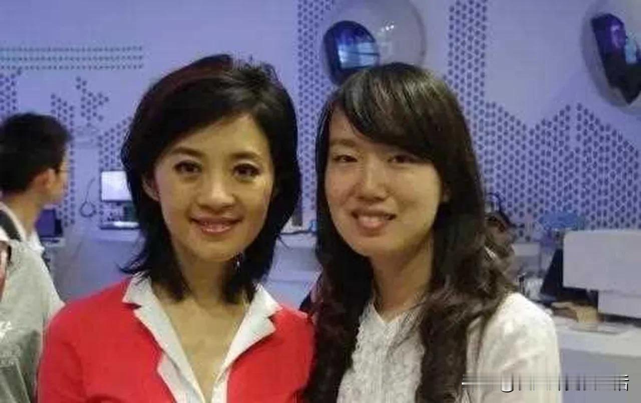 看见网友说这是许戈辉的女儿，今年20岁了，和他父亲的照片放在一起，倒真的有几分相