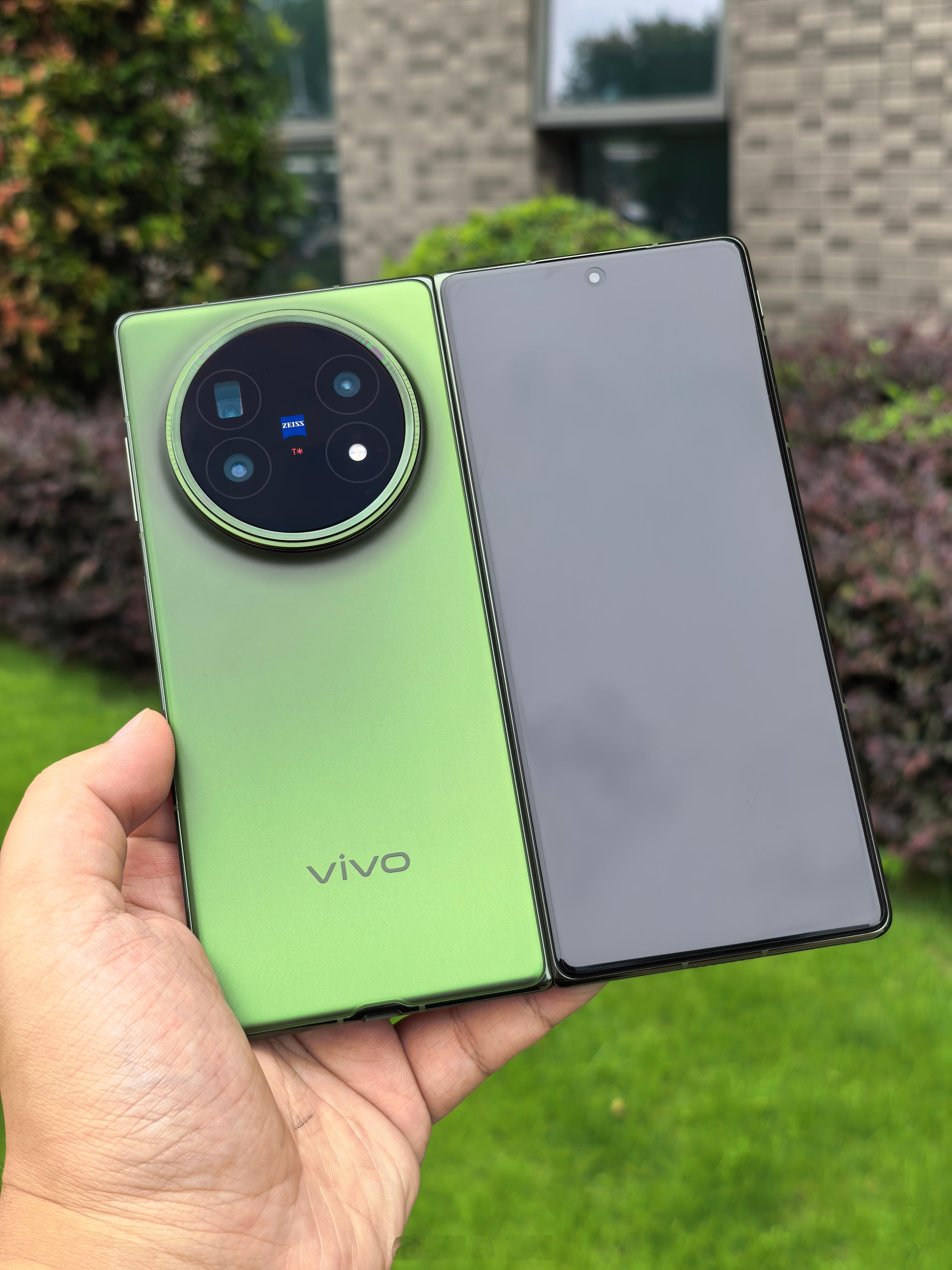 vivoXFold5拿到手了，超级薄，有什么想问的？[滑稽笑]​​​