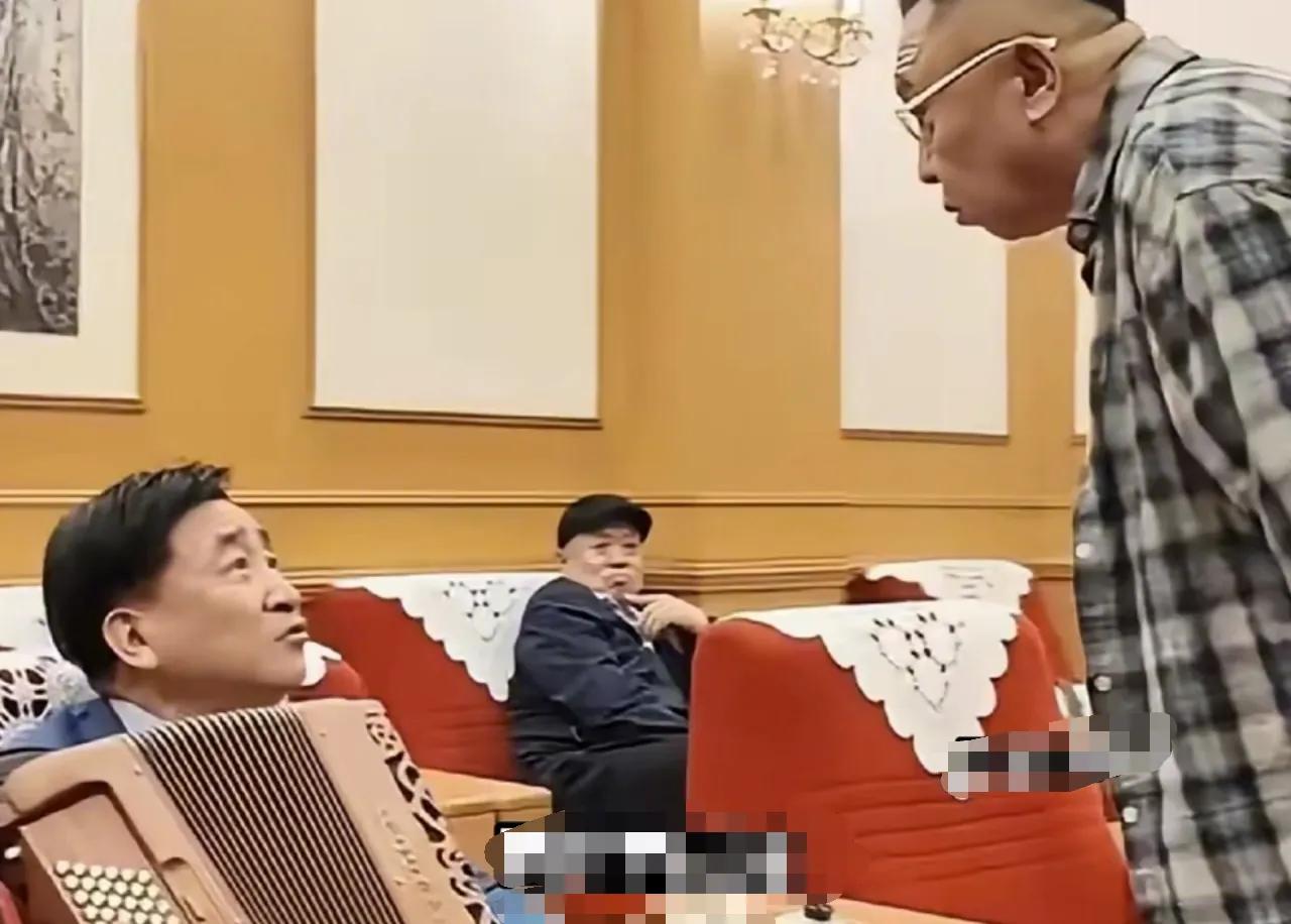 这是重阳节会上拍的照片。退休的姜昆闲了下来，停了商演的于谦也有了时间，他们碰头