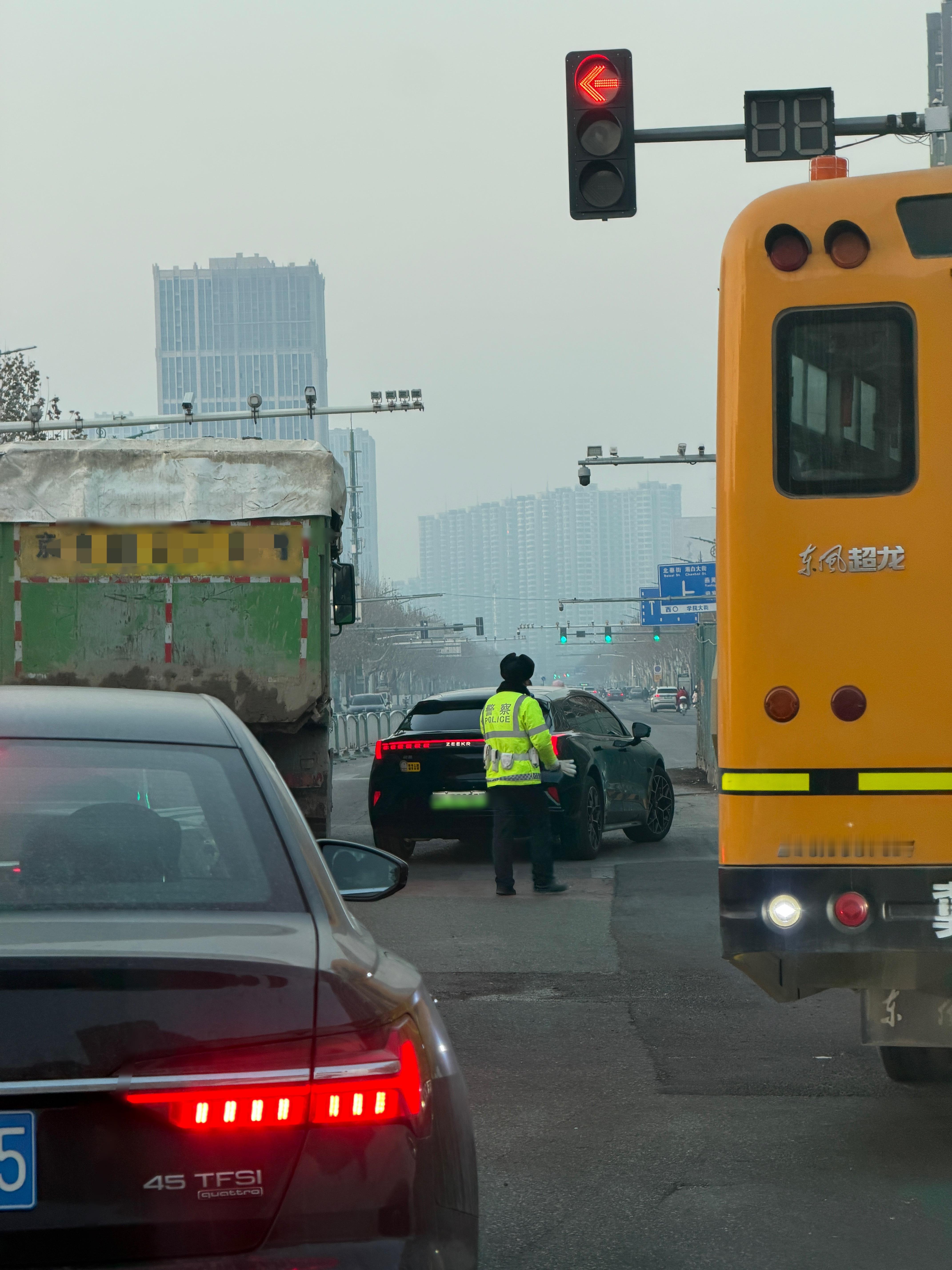 前面撞车了，我在直行路段已经过线了。请问这种情况下我能左转么？