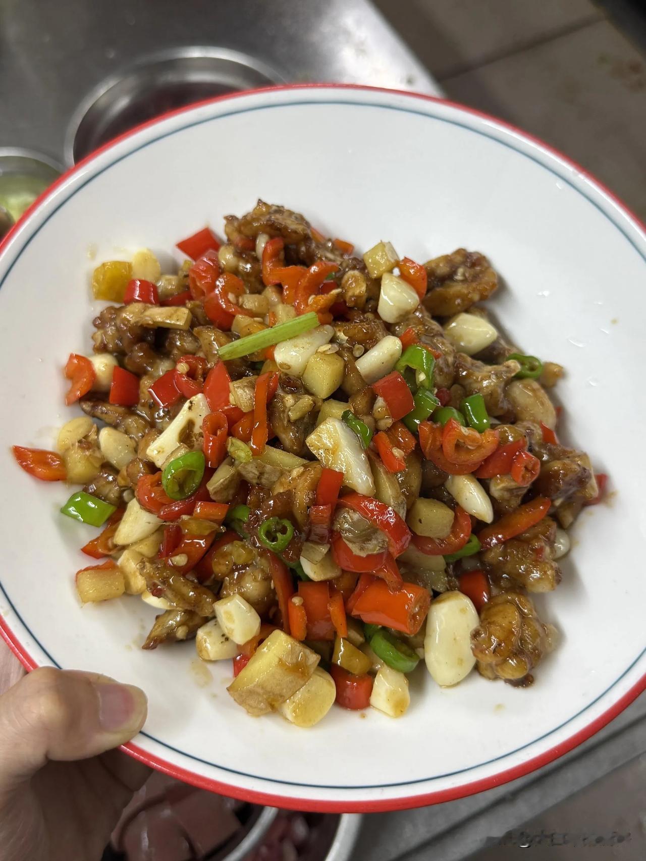 江西菜简直是无辣不欢者的天堂！就说那藜蒿炒腊肉，鄱阳湖的藜蒿茎秆脆嫩，自带清香，
