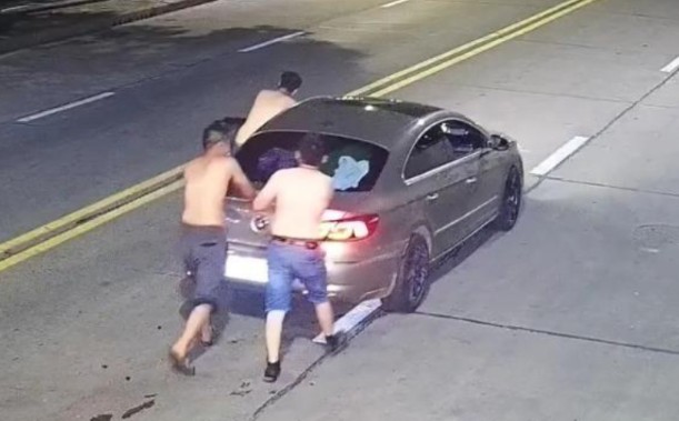 “想不通，真的想不通！”6月11日湖北襄阳，3名男子喝酒后知道不能酒驾，于是合力