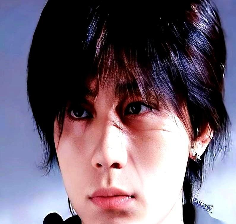 硬汉人设正在影视圈崩盘。你发现没？那个在综艺里撕名牌、在电影里扛机枪的形象，