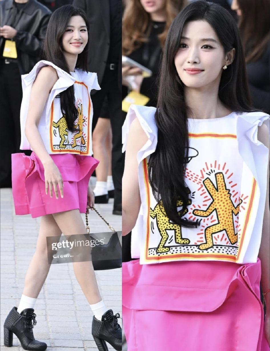 内娱又要多一位小花顶流了，就是卢昱晓，她父亲只是上海普通医生。这次，她首次在巴