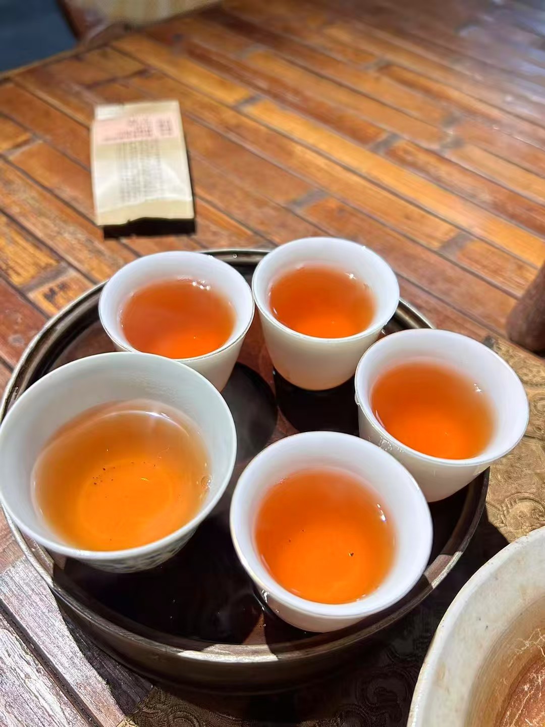 品茶赏器交友一杯沸水入壶，看干茶缓缓舒展，看茶汤慢慢沉静。
