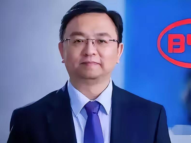 比亚迪海外这盘棋，已经下到“五分天下有其一”了。2025年，它每卖出五辆车，