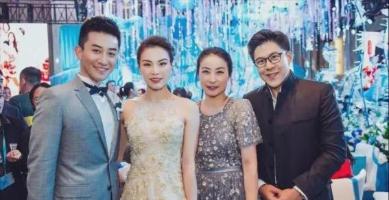 当年，在郭晶晶和霍启刚的婚礼上，霍启山对吴敏霞一见钟情，于是立马让嫂子郭晶晶做媒