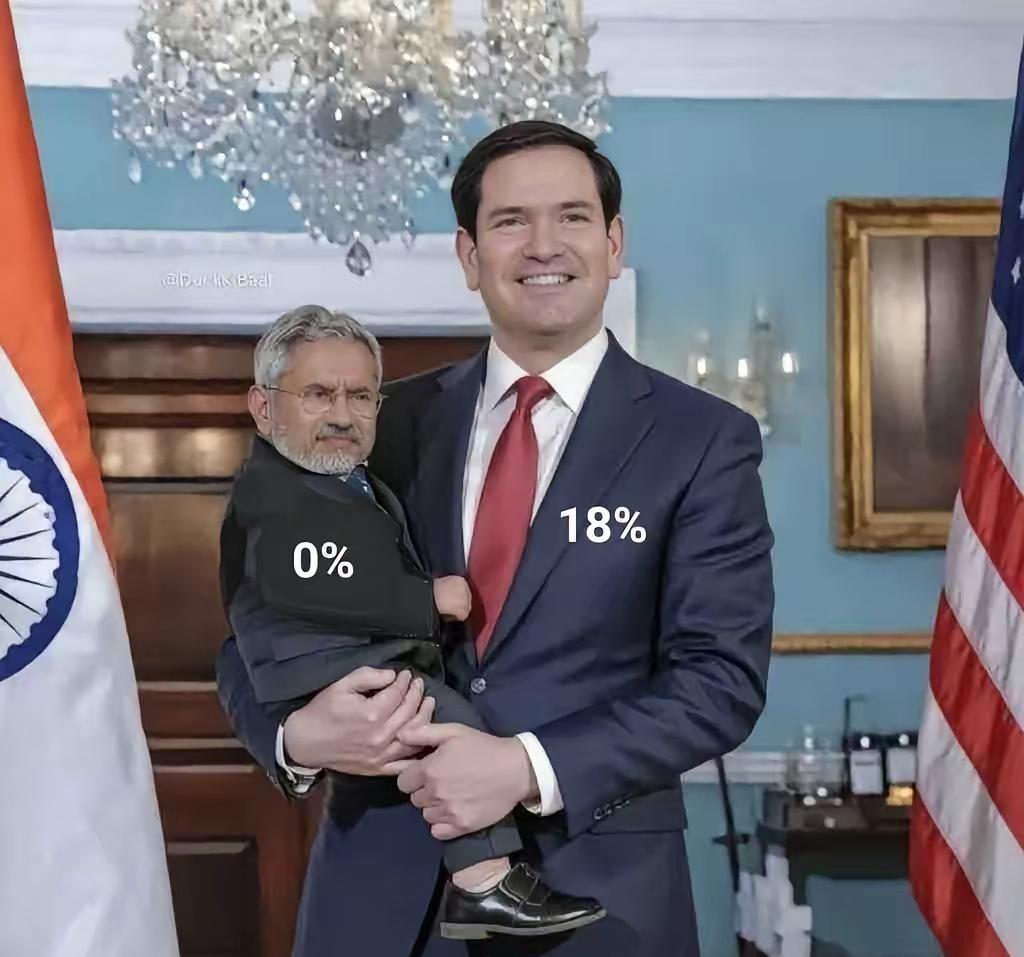 不知道是哪个好事之徒给印度人泼了一盆冷水：只见国务卿鲁比奥“怀抱”印度外长苏