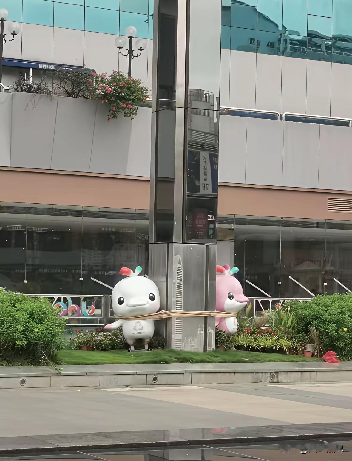 台风“桦加沙”即将来袭时，“深圳停工一天，损失几百亿”这样的焦虑情绪，从表面看，