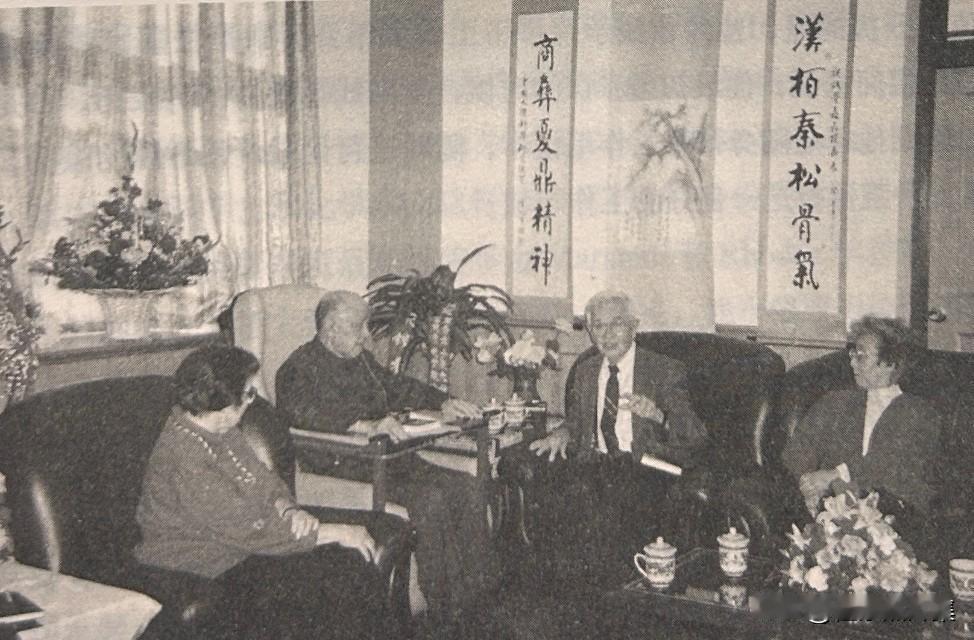 1996年12月11日，钱学森好友、美国两院院士马勃偕夫人看望钱学森夫妇，并送来