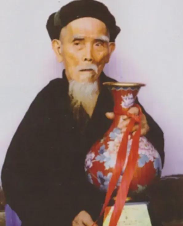 “中国长寿之王”龚来发，一辈子没有娶妻活到了133岁，然而令人发解的是，他有一个