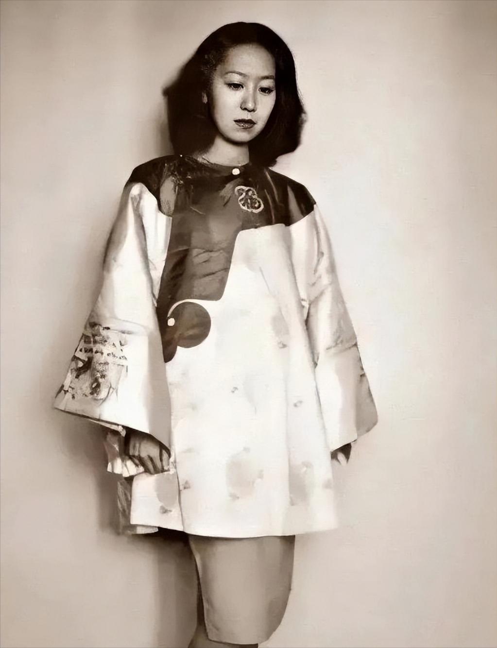 1956年，吃下堕胎药的张爱玲，在床上疼的直打滚。突然，孩子掉下来，她长舒一口气