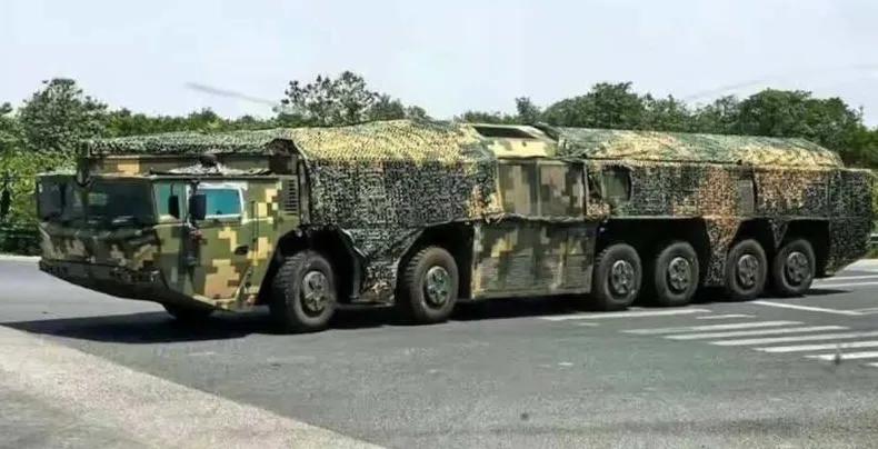 美军最怕的中国导弹，并非东风-61，而是东风-27。 这款中远程弹道导弹虽不