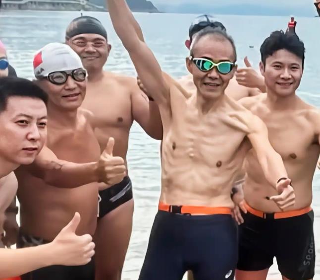 王石现身深圳大梅沙，没带小女朋友在身边，人比黄花瘦，这瘦与王健林可以一比高低了。