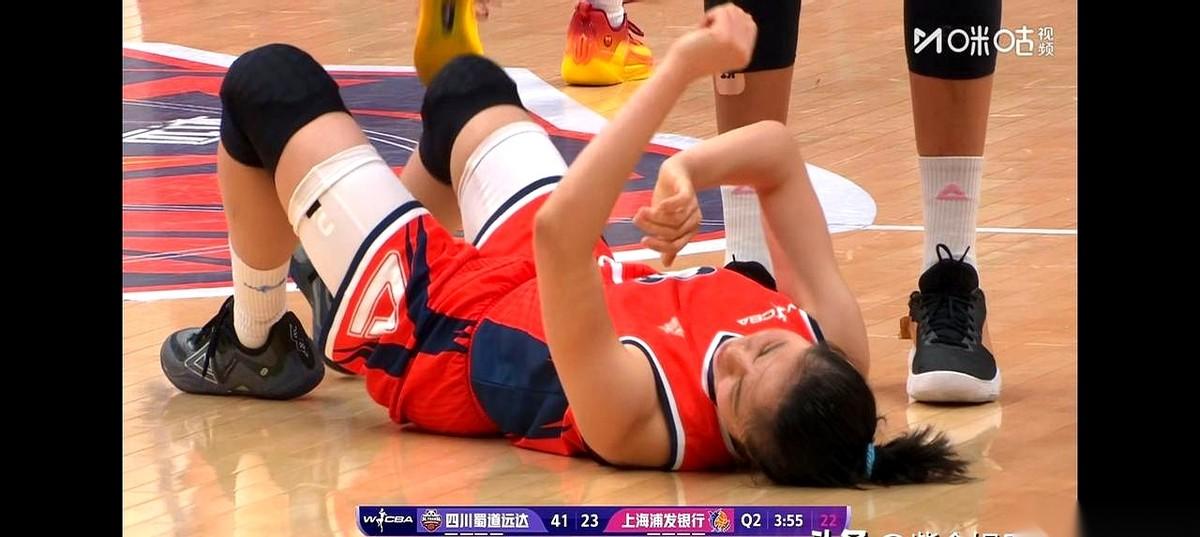 两个人影抢球，没刹住车，脑袋“哐”一下撞在一起。谁都没吭声，就看着血顺着额头往