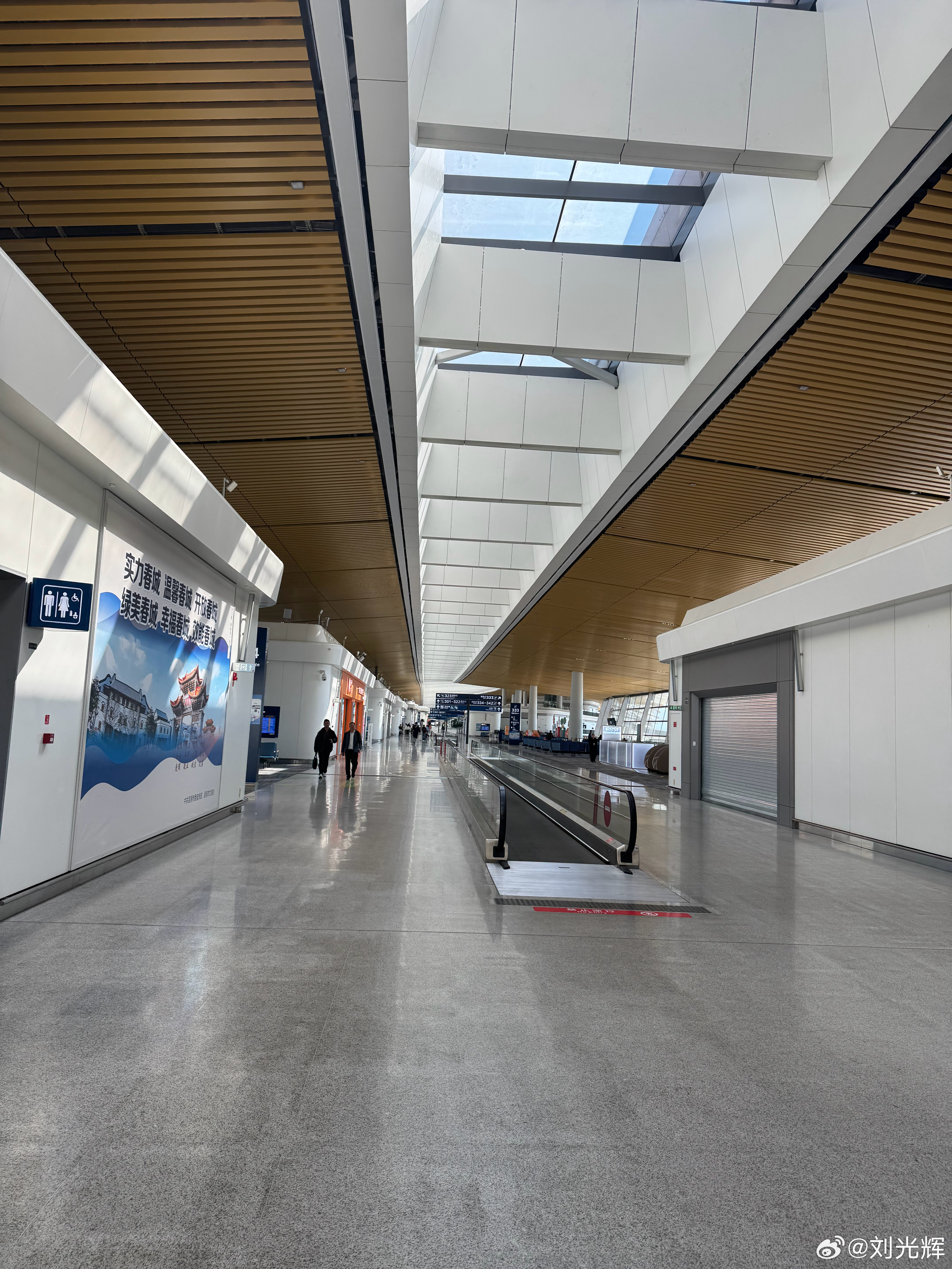 昆明长水机场新航站楼真是这几年国内体验最差的，真实上演了什么叫：大而无当。我下飞