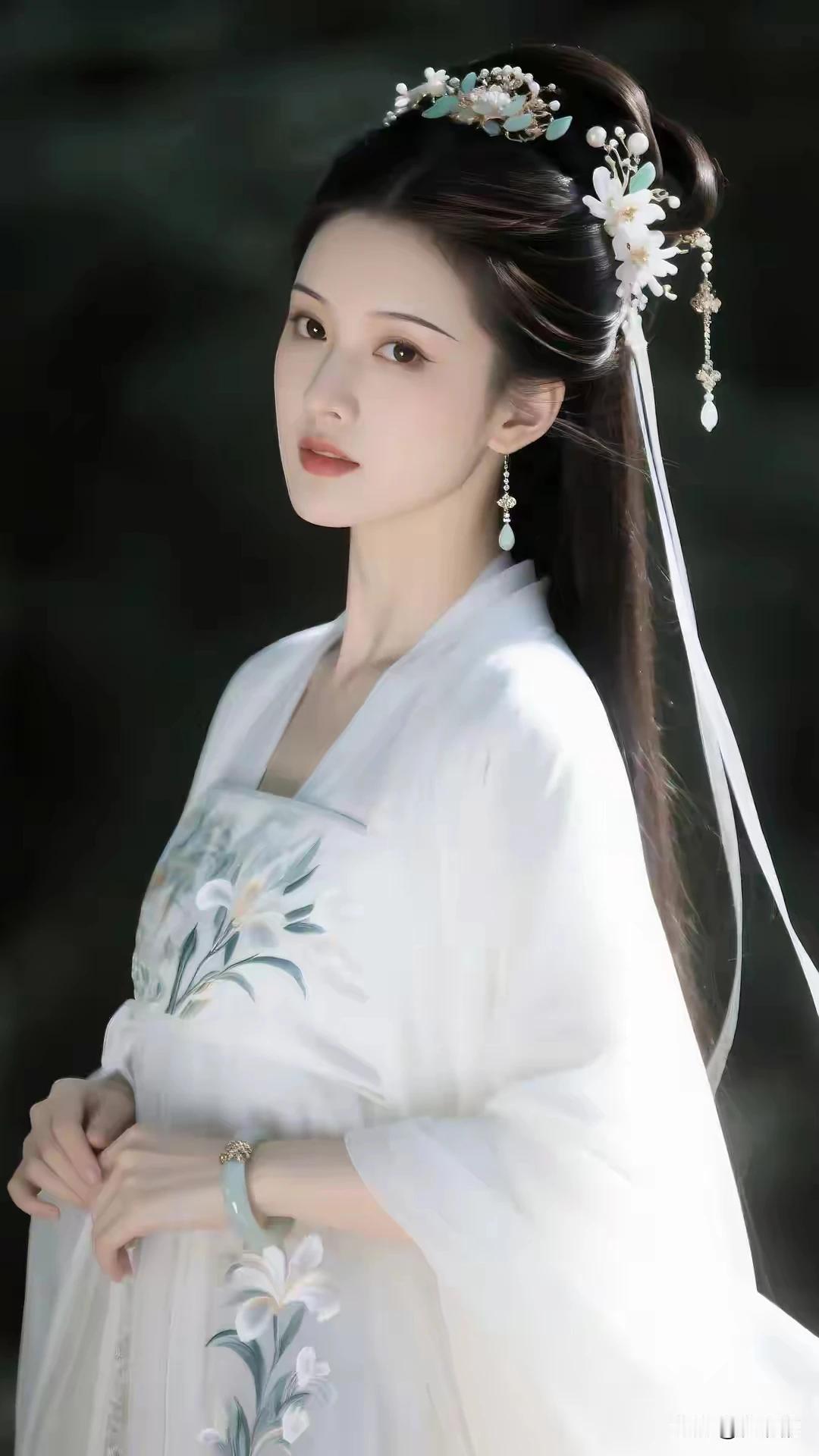 清水出芙蓉，天然去雕饰。眉清目秀，美若冠玉。冰肌玉骨，明眸皓齿。沉鱼落雁，