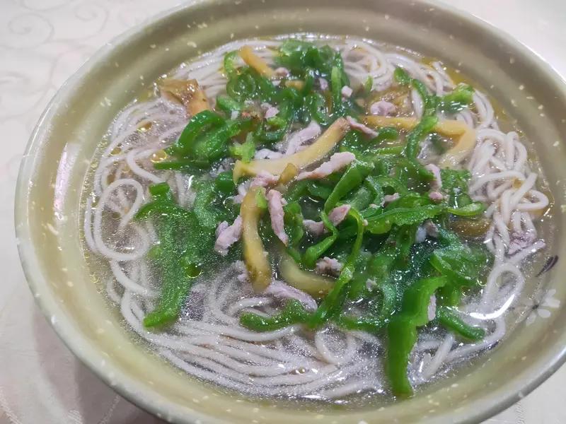 今天去银丝面馆吃中午饭，好多人啊，有年轻人在吃工作餐，方便又实惠，还有很多老人在