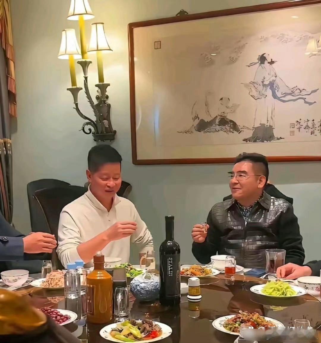 陈光标在家请朋友吃饭。居然还有炒花生米。