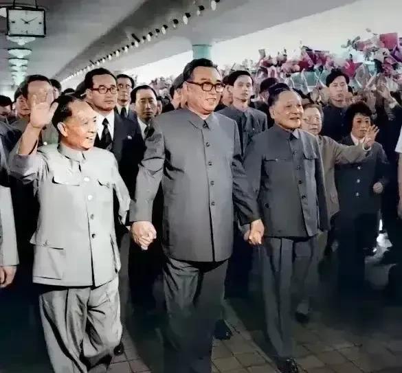 一九八四年二月的一张珍贵老照片，是一位外国政要访华时的留影，距今已四十三年了，极