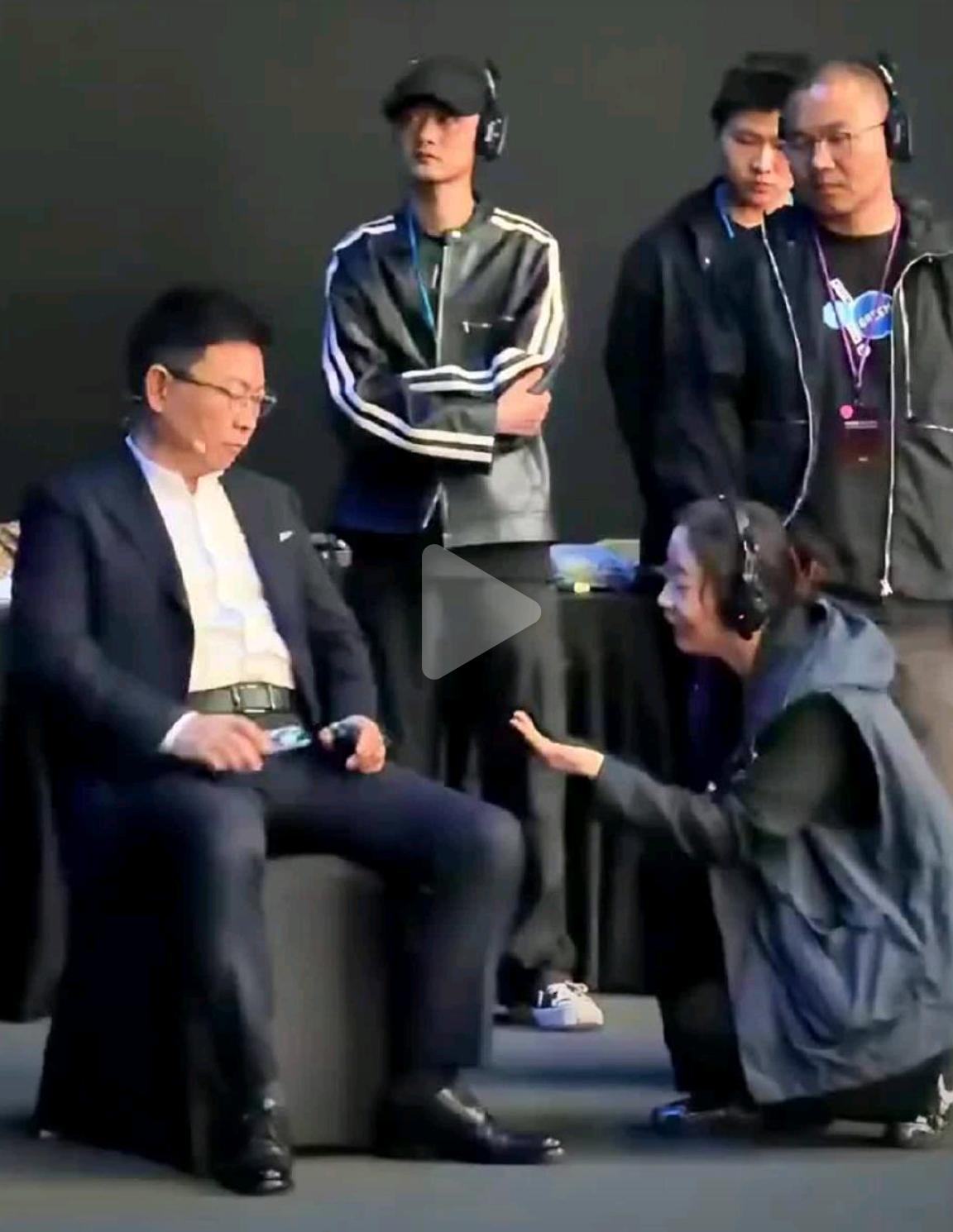 一女子竟然这样为余总服务，你们怎么看？近日，一段视频在网上流传，余总坐在一个