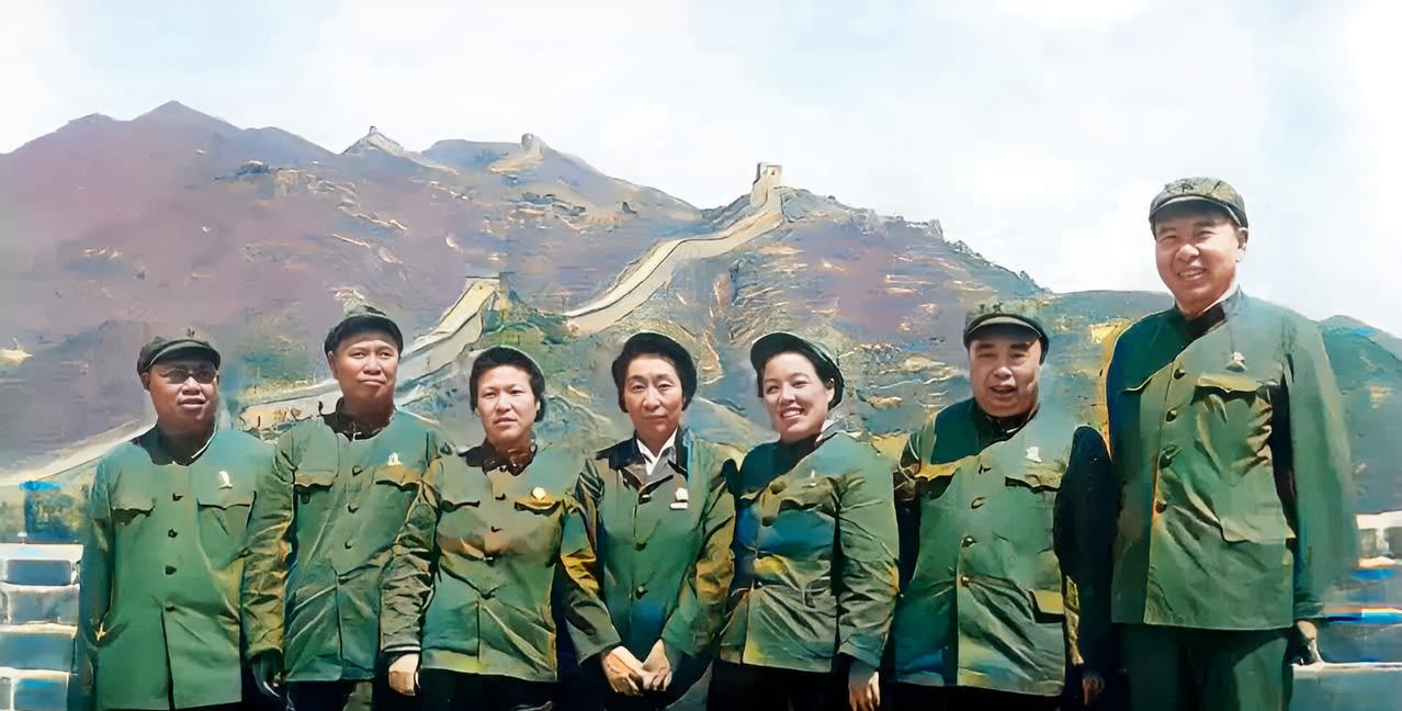 这是七人爬长城并在长城上大合影。中间这个女人本身能力一般般，却凭着丈夫的特殊身份