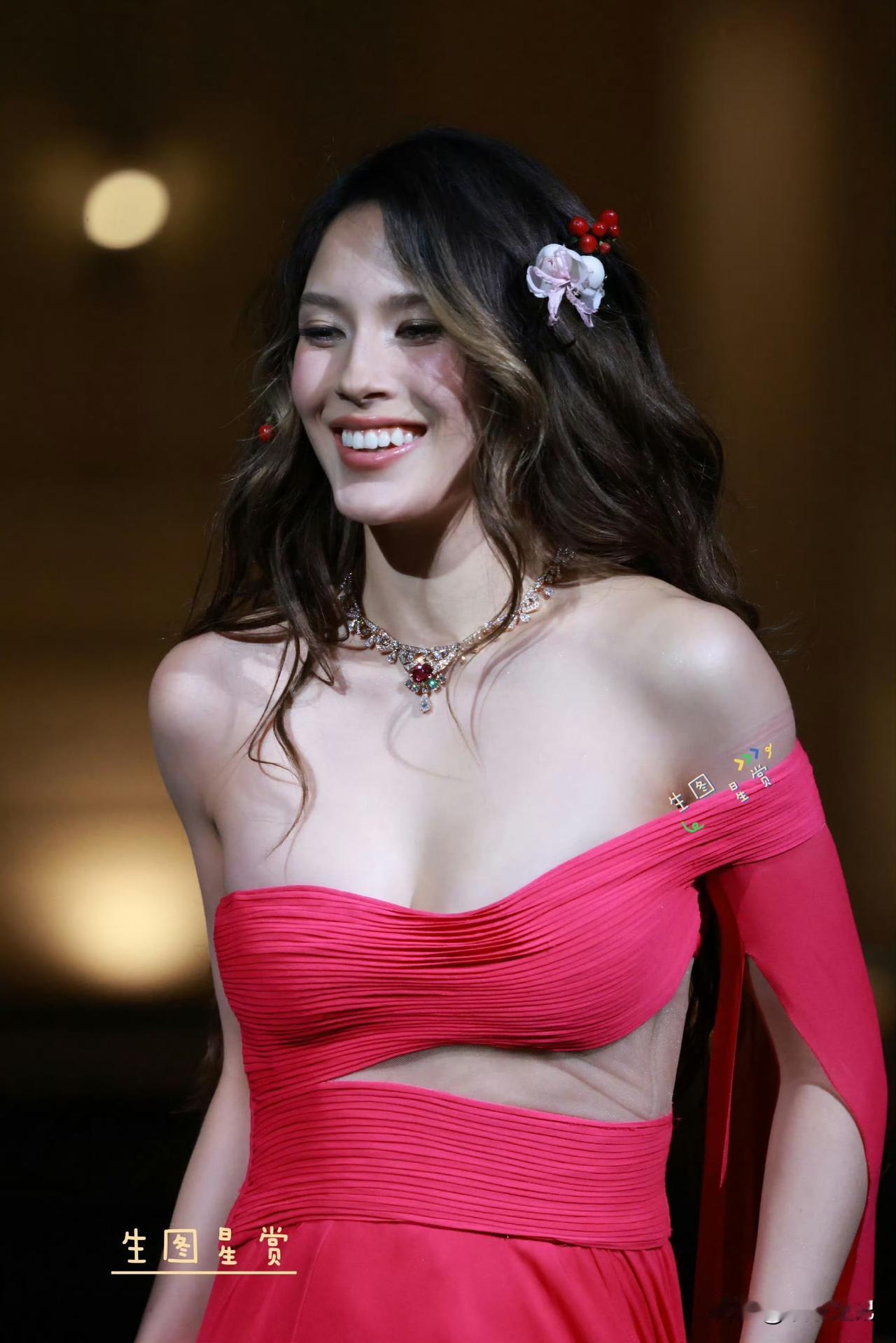 谷爱凌，走秀生图，身材好辣​