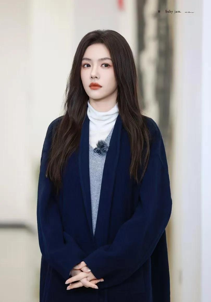 蔡文静的冬日氛围感穿搭，太会了❄️藏蓝色大衣叠穿灰色V领马甲和白色高领打底