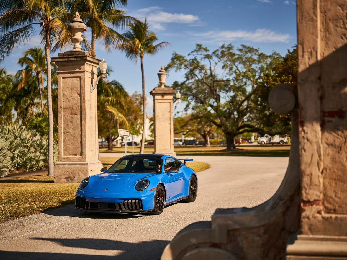 掌握这些技巧，开车安全感拉满1.不踩油门时，脚始终放在刹车上（随时备刹，反应