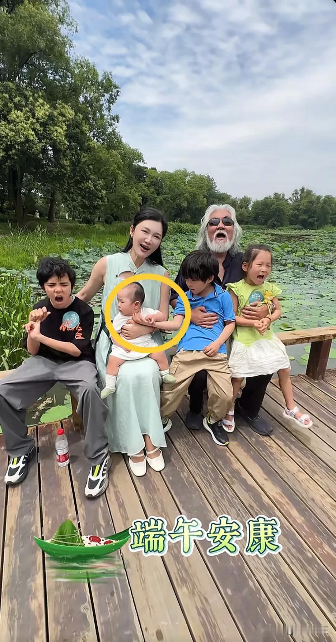 张纪中的家教很好！端午节当天，张导一家人6口去观看赛龙舟表演🛶，小儿子嘟嘟期