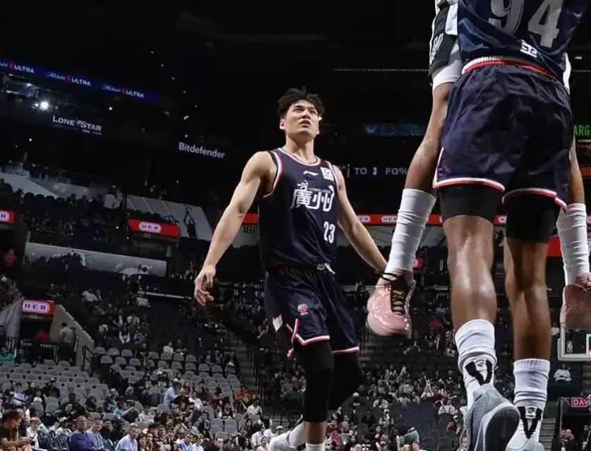 龙狮下半场崩盘49分惨败，龙狮队长三分五中四，陈国豪13分5板