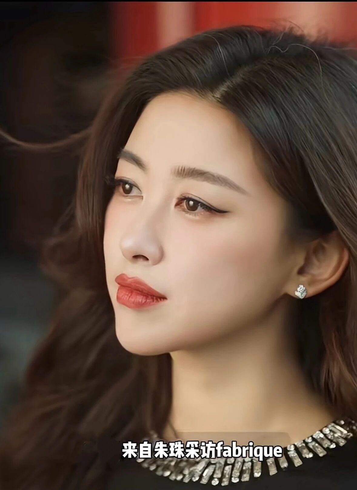 朱珠：一张脸，十年霸榜！我最近迷上了一个女人，简直不要太好看😍她采访巴黎高定