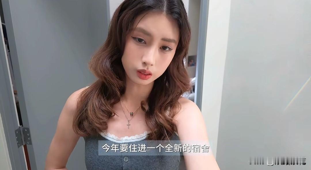 9月1日，冯小刚女儿徐朵更新了自己在美国上学搬宿舍的日常。徐帆忙前忙后，亲自开车