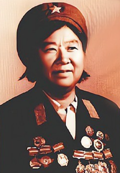 1950年，担架上的战斗英雄郭富双腿浸满鲜血，军裤早已硬结成深褐色。男医生伸手要
