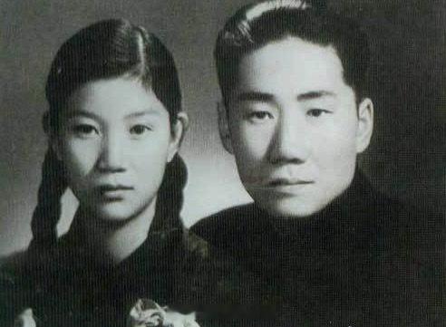 这是毛岸英和刘思齐的结婚照，1949年10月15日他们在中南海举行婚礼。两人婚后