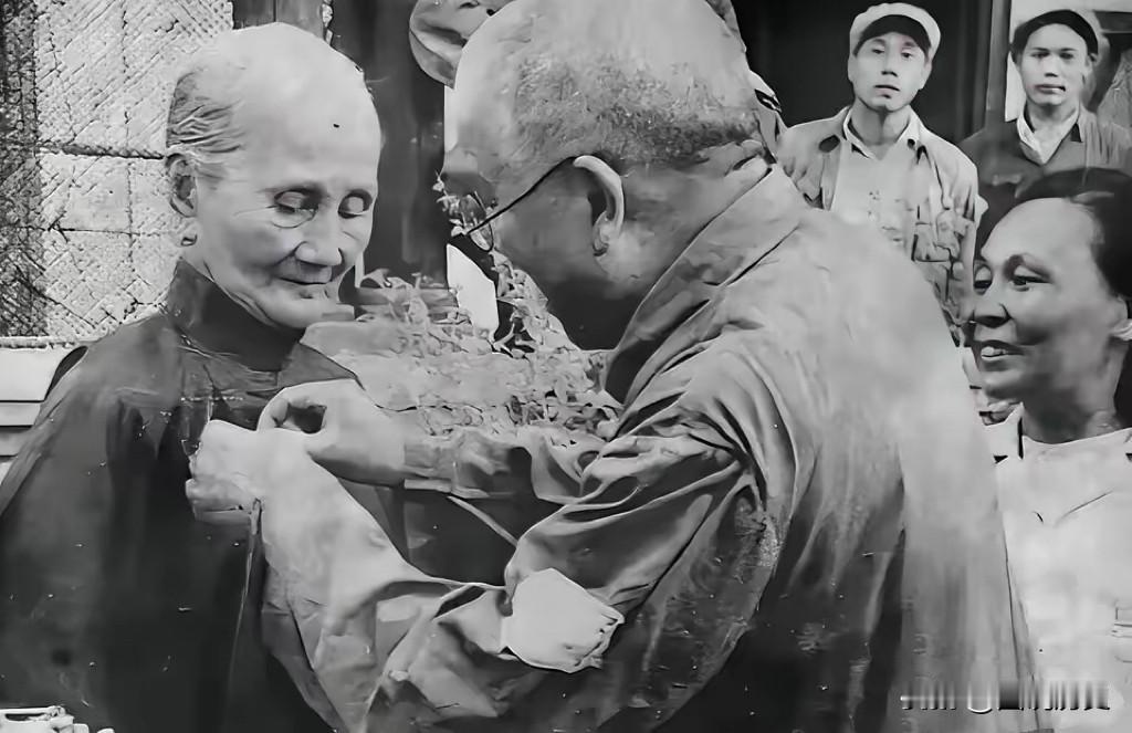 这张珍贵合影拍摄于解放初期的南昌市！一位70多岁的老人被接到南昌，这位老人叫