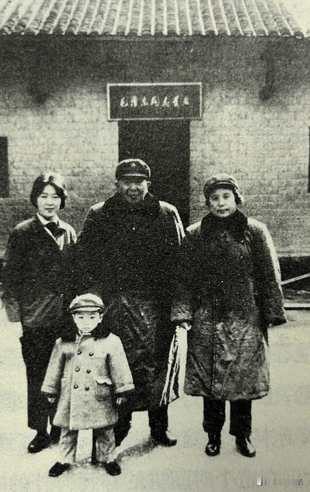 1977年冬，​罗瑞卿夫妇在韶山毛泽东故居。​左一是女儿峪田，​前面是外孙坚坚。