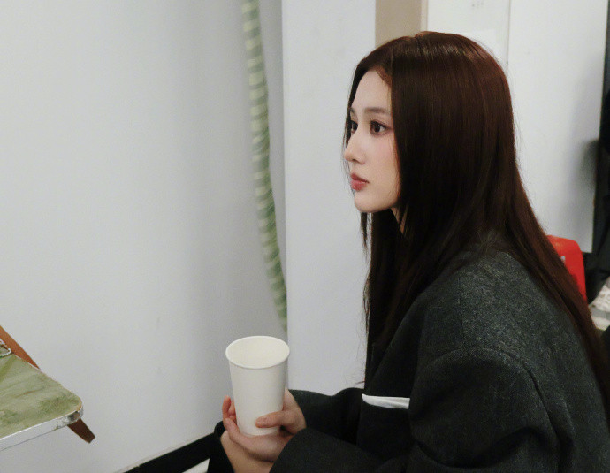 张慧雯线下人气张慧雯线下人气真的太能打了！长沙机场接机直接被围到水泄不通，粉丝举