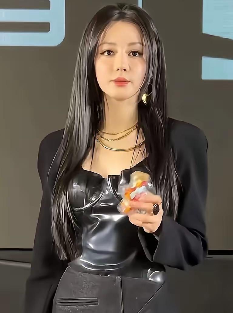 迪丽热巴越来越不对劲了，你都33岁了，没结婚，没生孩子，怎么还越来越年轻了呢