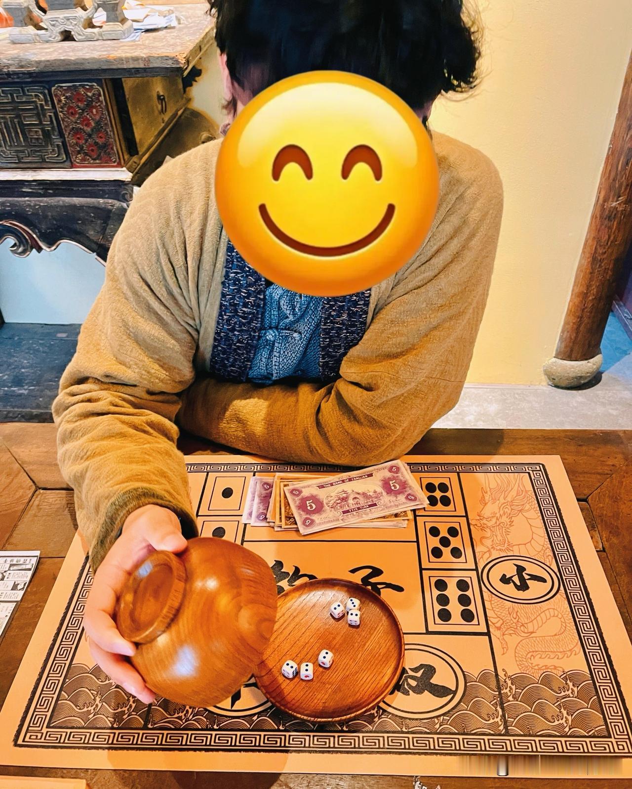 江南古镇千千万，但是观潮还加古镇的，目前好像就只有海宁盐官古镇。盐官古镇有一点