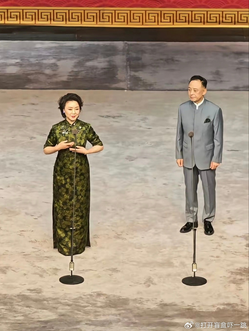 这照片拍得未免也太抽象了，愣是能把两个大活人拍出人形立牌的既视感，给摄影师减个鸡