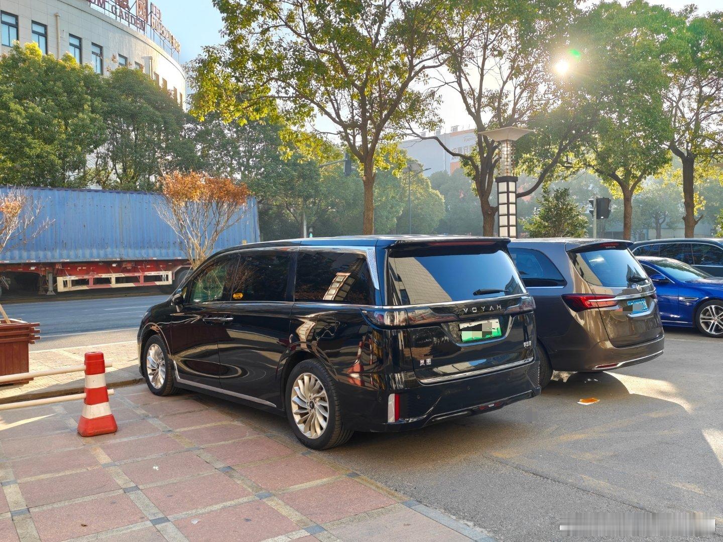 怪不得岚图梦想家卖的好不说体验比GL8好很多当两者同框，这气场也秒杀