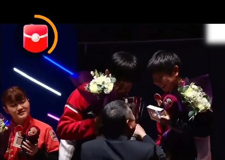 就喜欢刘国梁这样，对孩子们这么亲切，真情流露。他给混双冠军大头、莎莎颁奖时，作为
