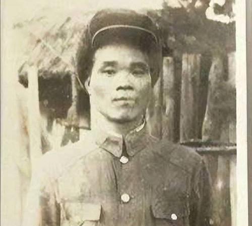 1951年的一天，几个志愿军战士在夜色中忽然发现帐篷里有熟睡的美军，正要击毙对方