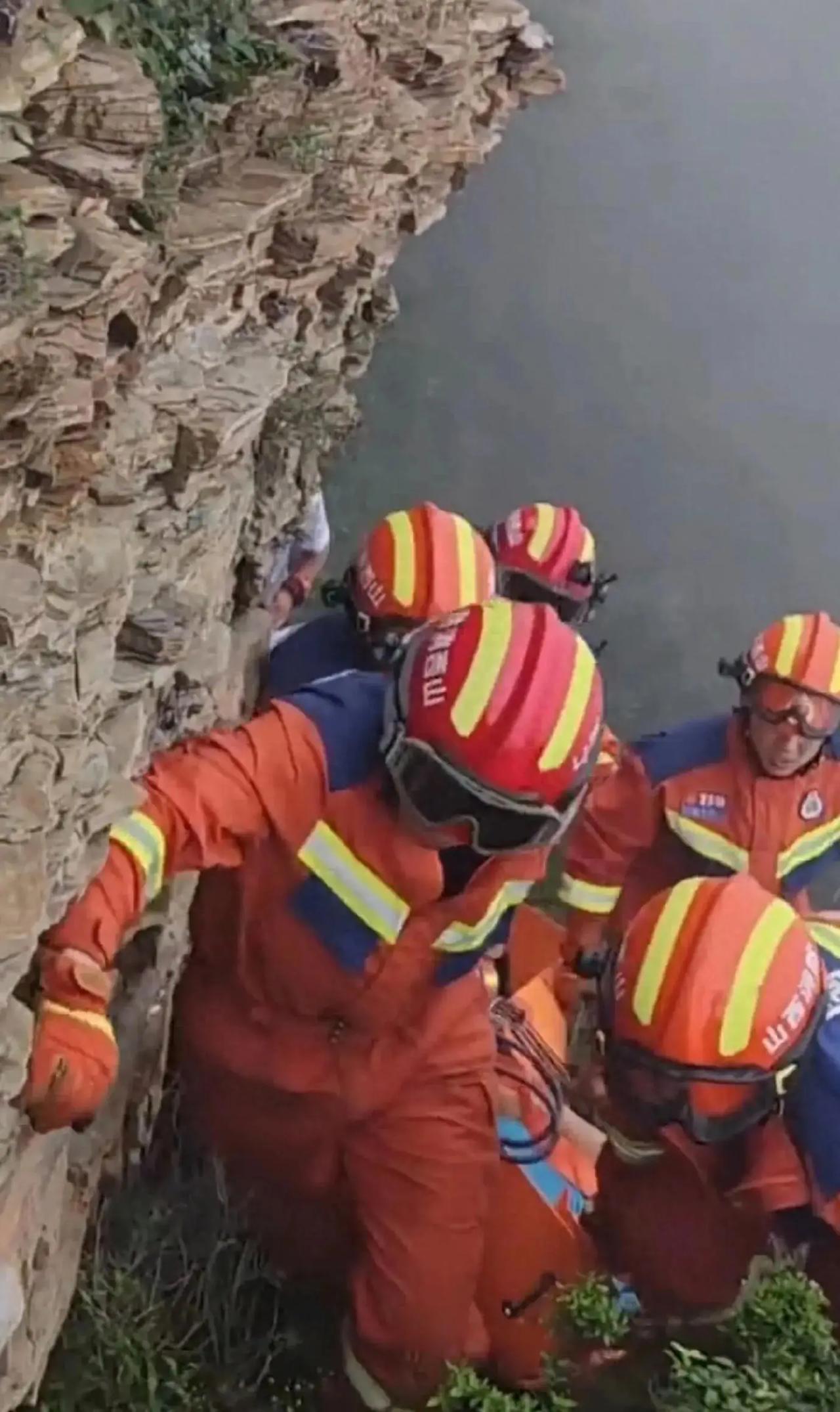 1月2日，一名26岁的徒步爱好者在南太行山区坠崖身亡，救援行动持续了12小时，引