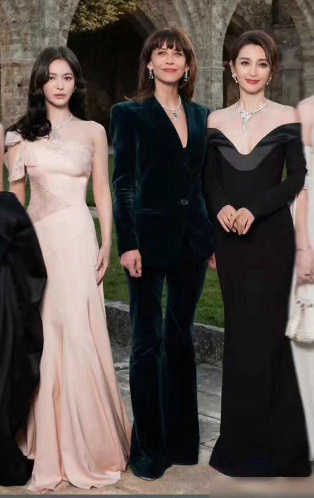 巴黎这场硬仗，53岁的李冰冰，真没给45岁的宋慧乔留一点活路。她一身黑裙，削