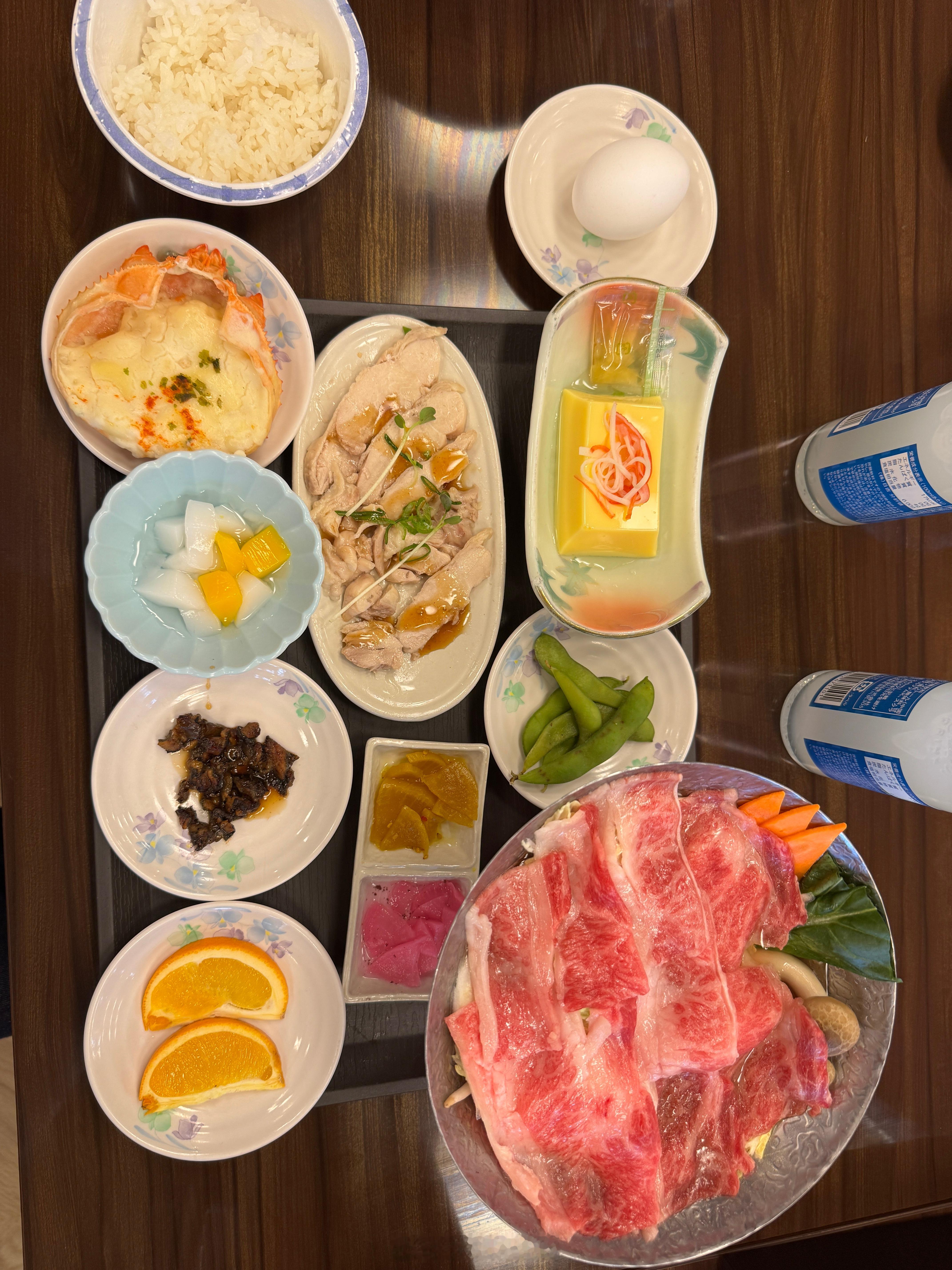 一屋子全是寿喜锅,也就是小火锅。和国内吃的似乎不大一样