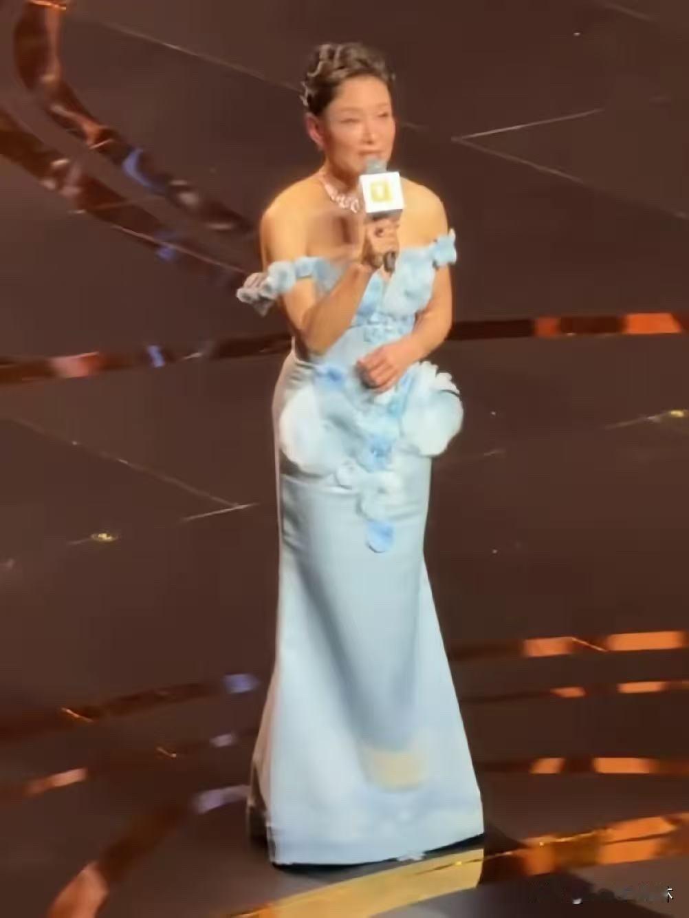 陈冲上影节这身裙子告诉我们，人上了年纪，该换的不是衣柜，是看你的那双眼睛。