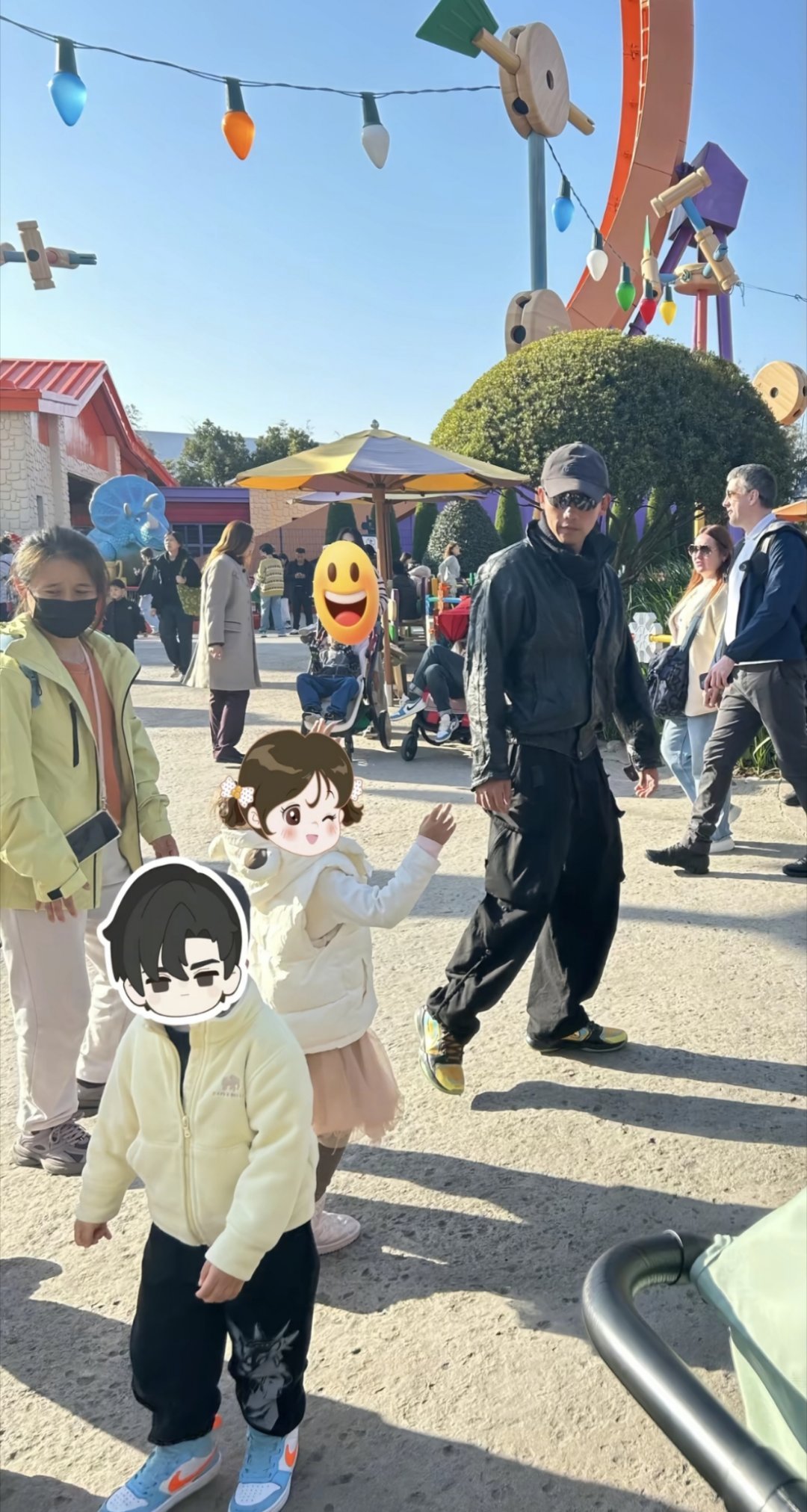 郑恺苗苗一家游迪士尼哇！刚刷到有人在迪士尼偶遇郑恺苗苗一家！两个人牵着大女儿和儿